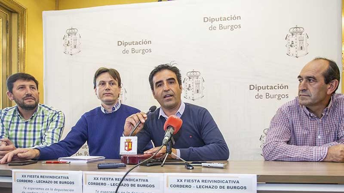 Martínez invitó a todos a comprobar el sábado la calidad del lechazo local.-S. O.