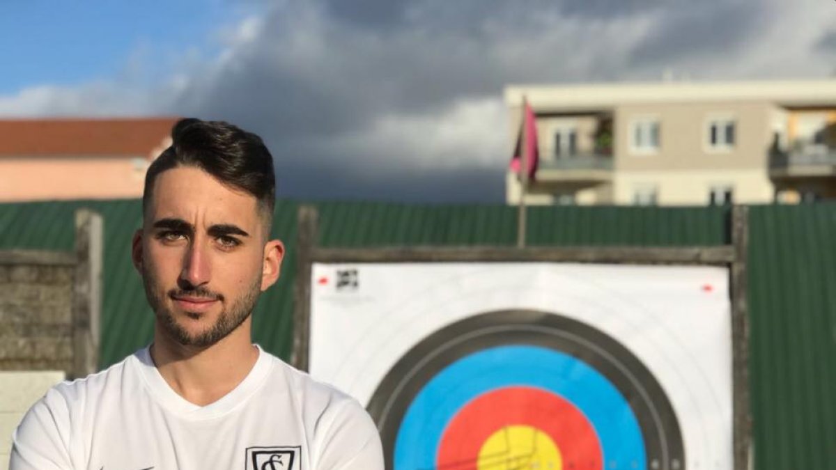 Pablo Acha posa con los colores del Stade Clermontois.-ECB