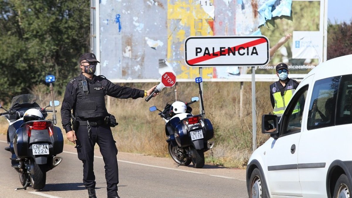 Primer día del confinamiento de la capital palentina Control de la policía nacional en la N610a a la salida de Palencia.- ICAL