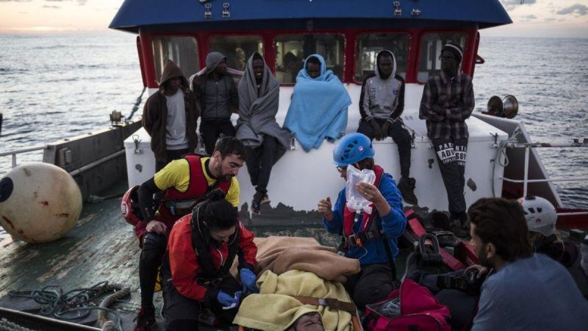 Inmigrantes, en el pesquero Nuestra Madre de Loreto, el pasado 30 de noviembre.-AP