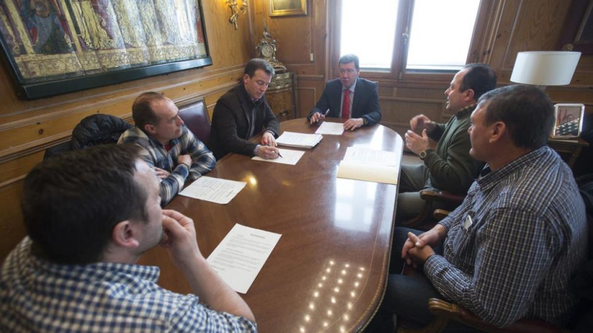 César Rico y Borja Suárez durante su reunión con los representantes de la Asociación de Bomberos Voluntarios.-RAÚL G. OCHOA