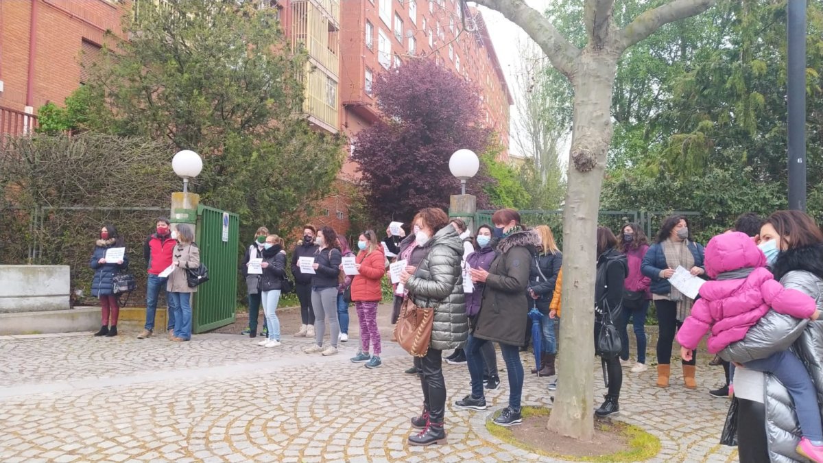 Concentración para pedir mejorar en el pavimento junto al Solar del Cid. ECB