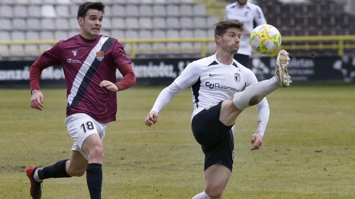 Indiano controla un balón en presencia de un jugador del Haro-Santi Otero