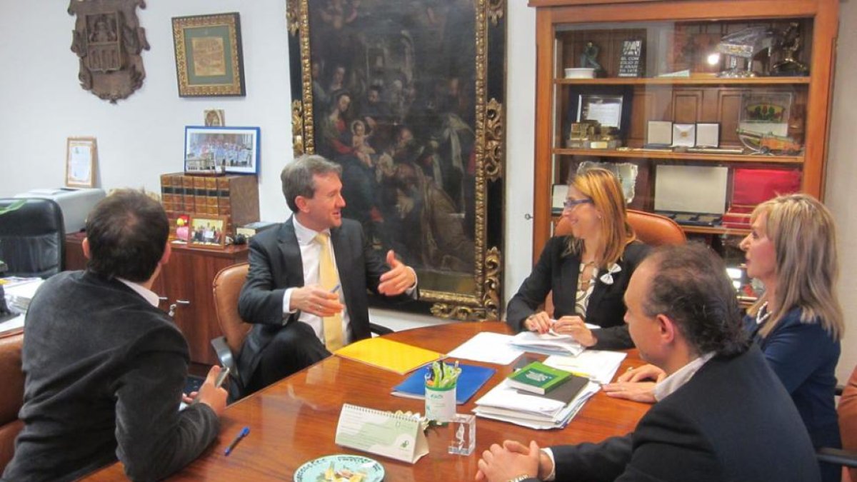 Javier Lacalle se reunió ayer con la alcaldesa, Raquel González, en el Ayuntamiento de Aranda.-L. V.