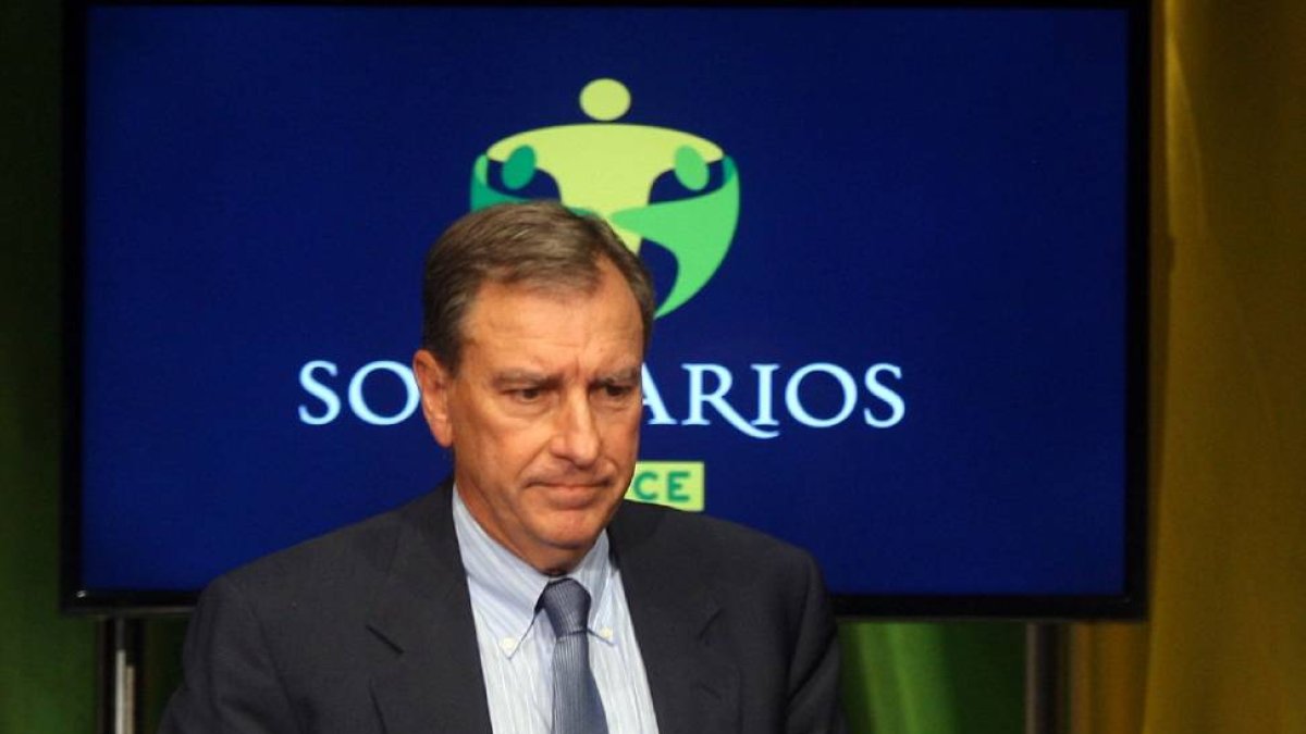 El consejero de Educación, Juan José Mateos, recoge el premio al estamento de la administración pública se otorga a a la Consejería de Educación de la Junta en los Premios Solidarios Once Castilla y León-Ical