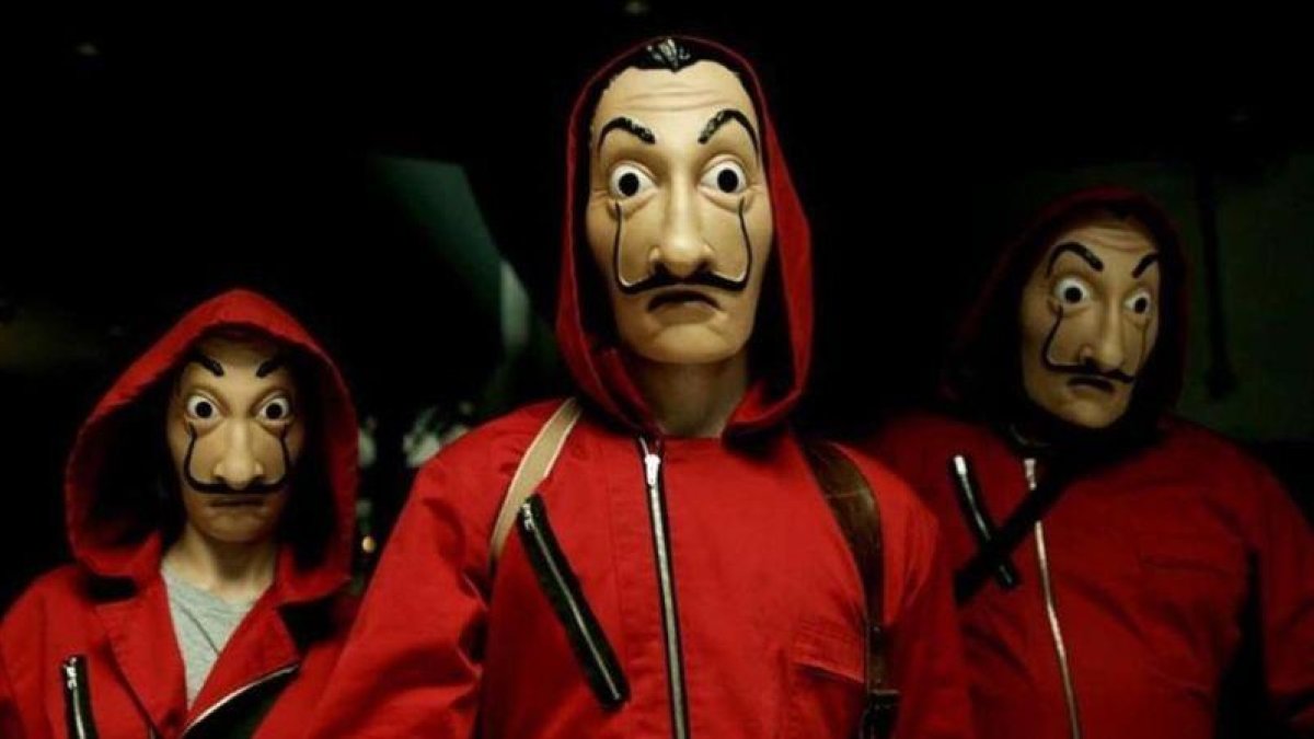 Atracadores de la serie La casa de papel, con máscaras inspiradas en el bigote de Dalí.-ACN / ANTENA 3