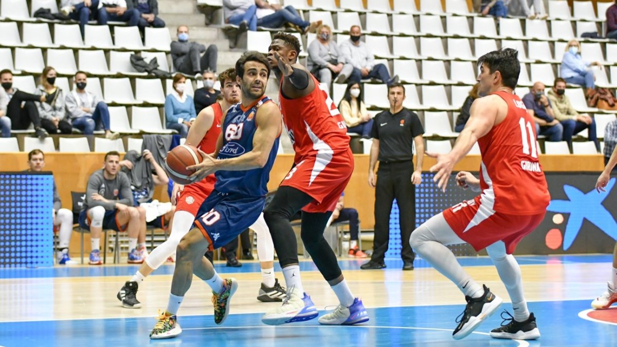 Ayoze gana línea de fondo en un lance del encuentro disputado en Fontajau. SERGI GERONÈS / BASQUET GIRONA