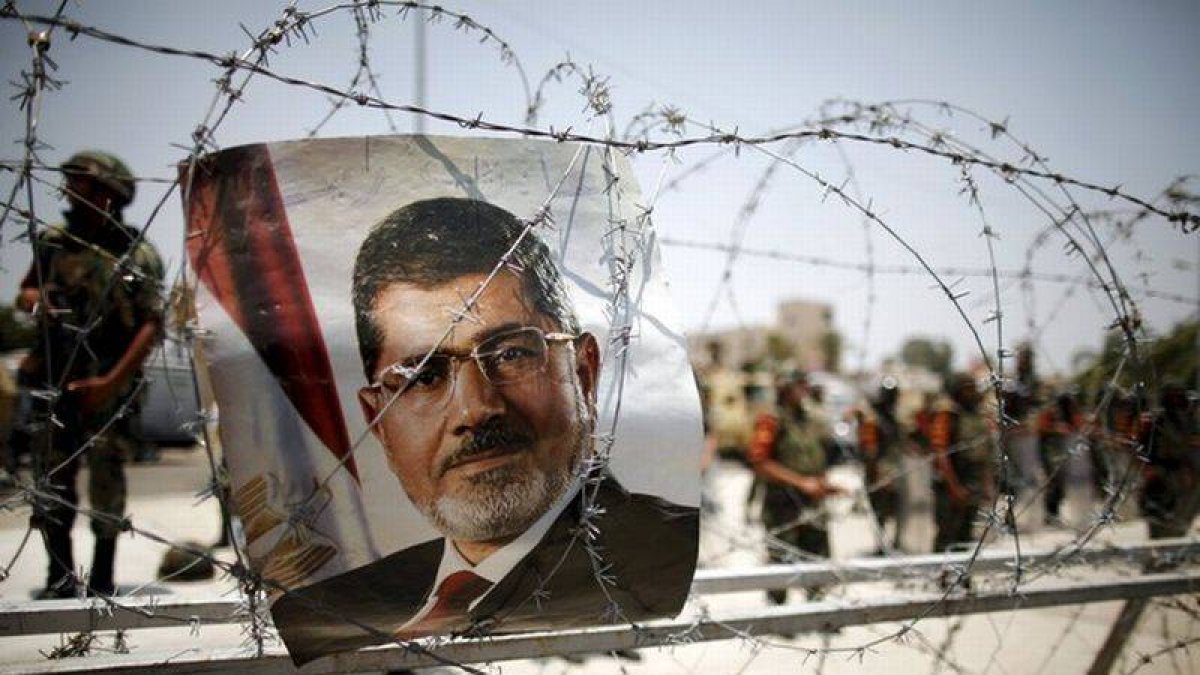 Retrato del derrocado presidente egipcio Mohamed Mursi en el Cairo tomada el 6 de julio del 2013.-Foto: REUTERS / KHALED ABDULLAH