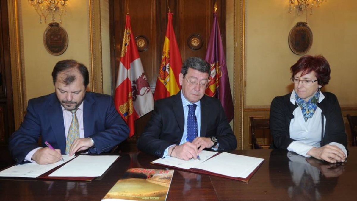 Martín (izq) y Rico (centro) firman la renovación del convenio ante la mirada de Ana Isabel Ortega.-I. L. M.