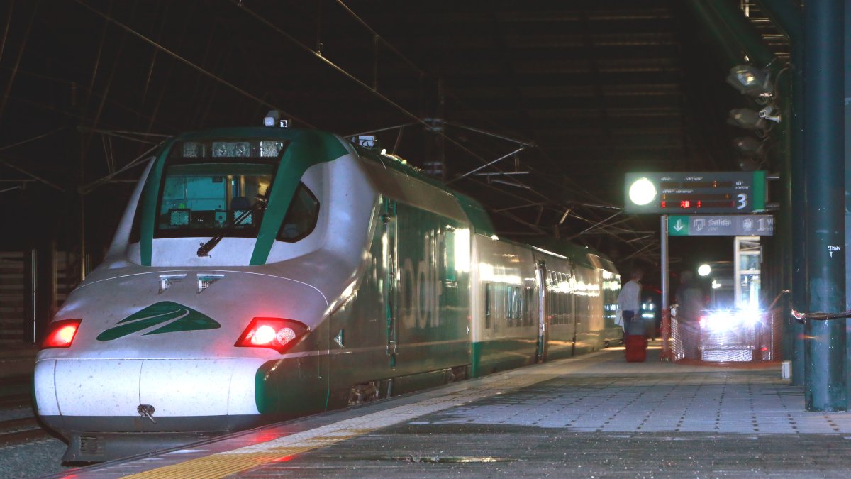 Imagen del tren Séneca durante las pruebas en la estación Rosa de Lima. RAÚL G. OCHOA