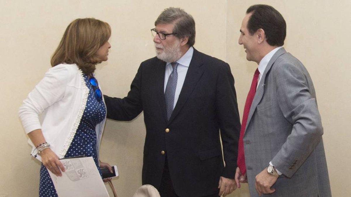 De izquierda a derecha, la viceconsejera de Economía, Begoña Hernández, Santiago Aparicio y Rolando Álvarez.-ICAL