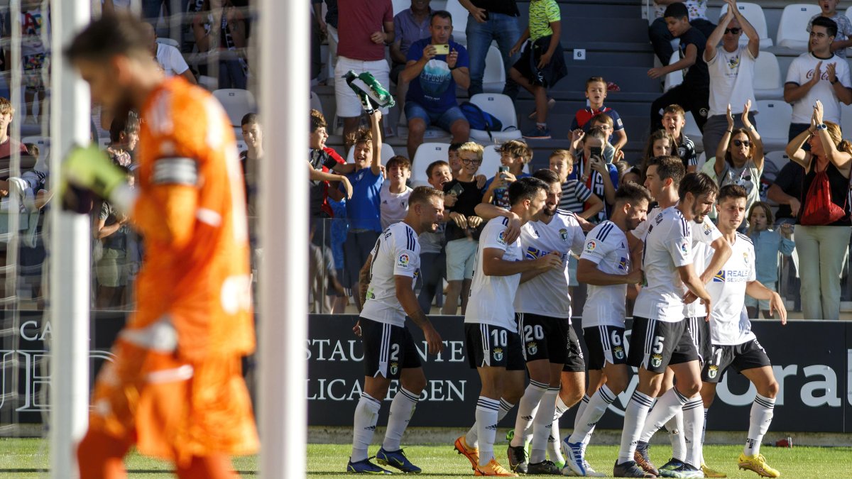 Los jugadores celebran el gol de penalti anotado por Bermejo. SANTI OTERO