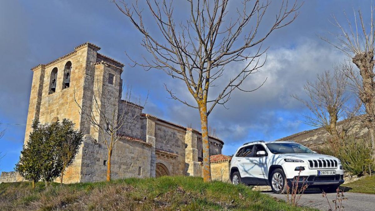 El Jeep Cherokee se muestra rotundo, firme en el camino como la iglesia de Miñón, en cuyo entorno se realizó la prueba.-HÉCTOR FUSTEL