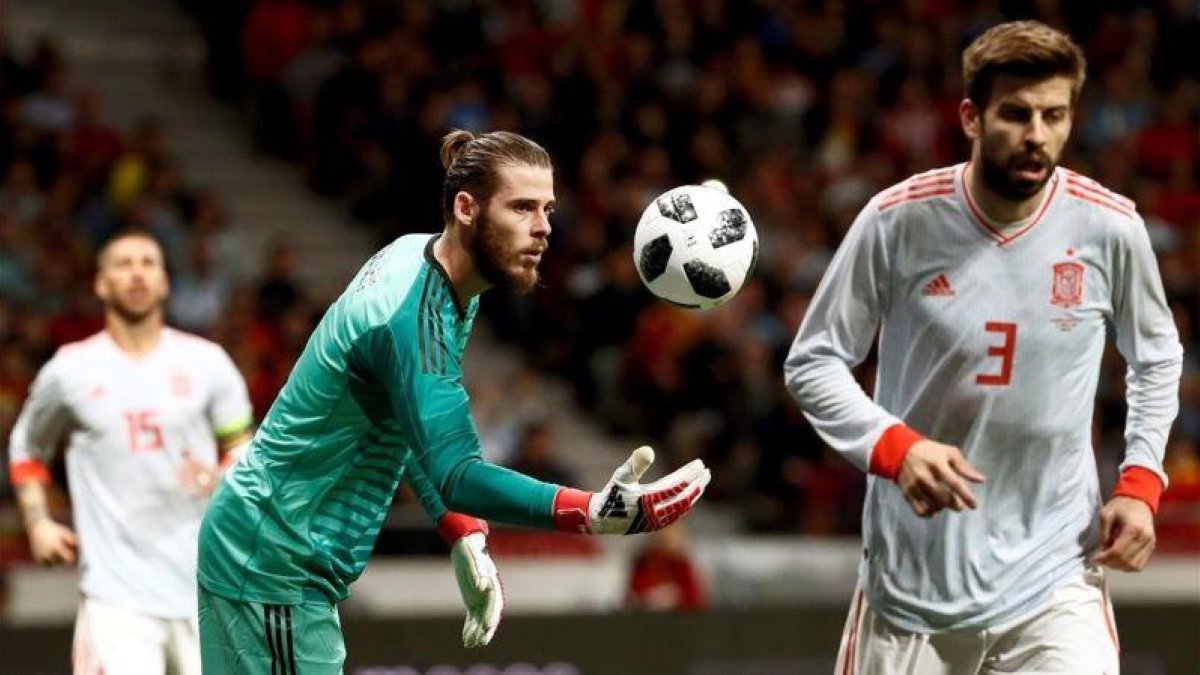 David de Gea  y Gerard Pique, durante el partido amistoso España-Argentina.-MARISCAL