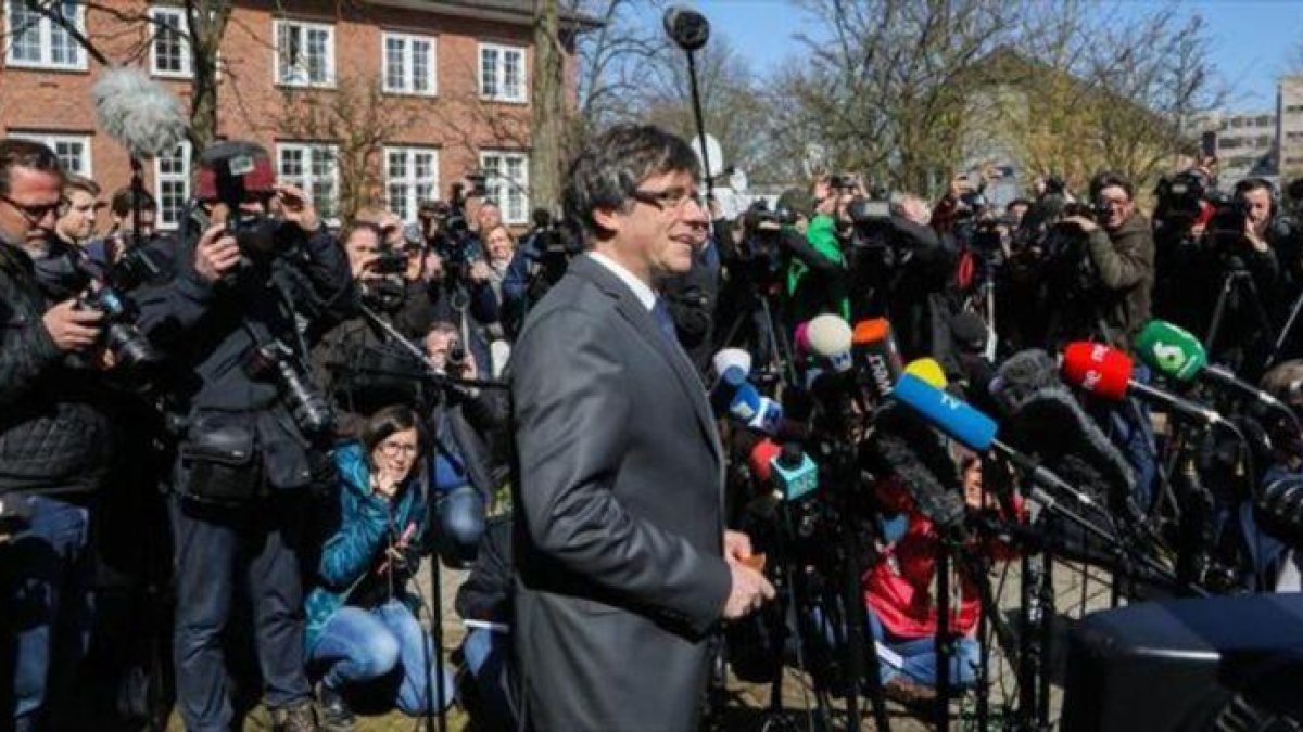 Puigdemont se dirige a los medios tras salir de la cárcel de Neumünster.-EFE / FOCKE STRANGMANN