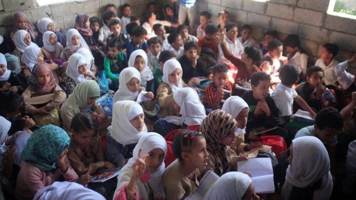 La casa del profesor de Taiz abarrotada de niños.-ANEES MAHYOUB (REUTERS)
