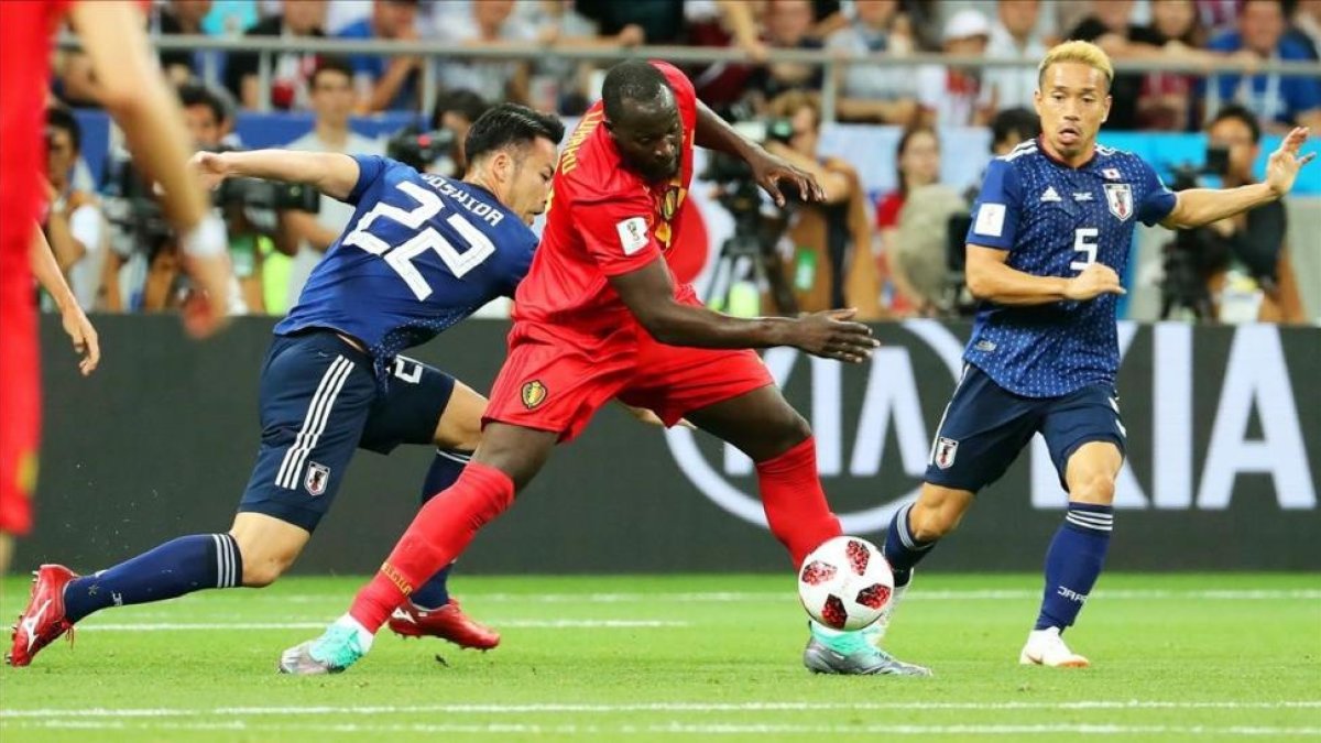 El delantero belga Lukaku intenta controlar el balón entre Yoshida y Nagatomo-KHALED ELFIQI