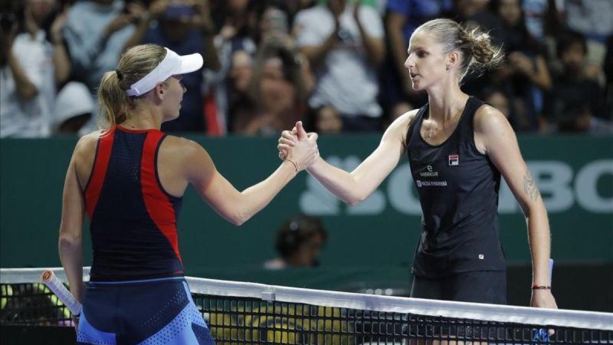 Wozniacki (izquierda) felicita a Pliskova después de su partido en Singapur-VINCENT THIAN (AP)