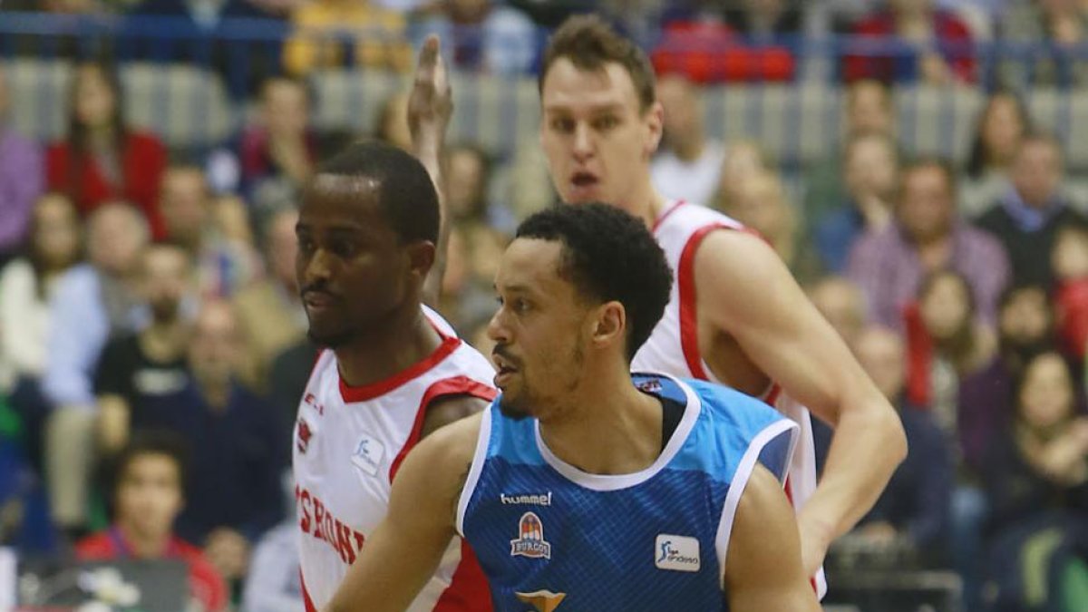 Jenkins sube el balón en el último partido frente al Baskonia.-RAÚL OCHOA