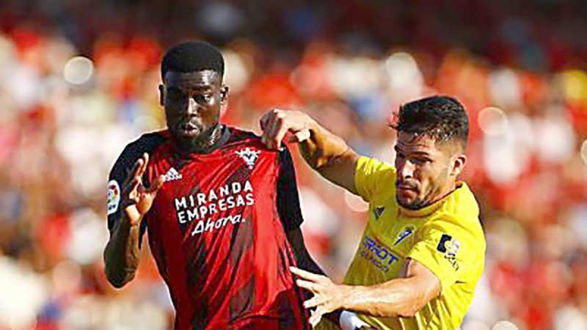 Iroko pugna con un jugador del Cádiz durante el choque de ayer en Anduva.-LALIGA