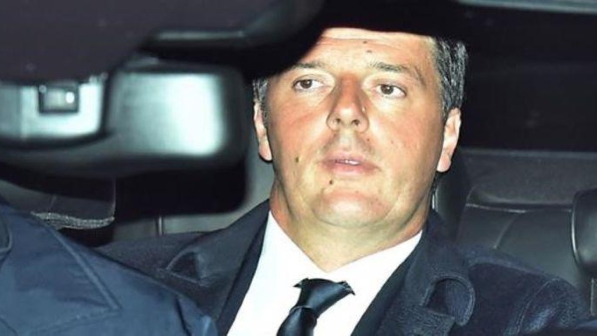 Matteo Renzi llega al palacio del Quirinale para presentar su dimisión.-AFP / VINCENZO PINTO
