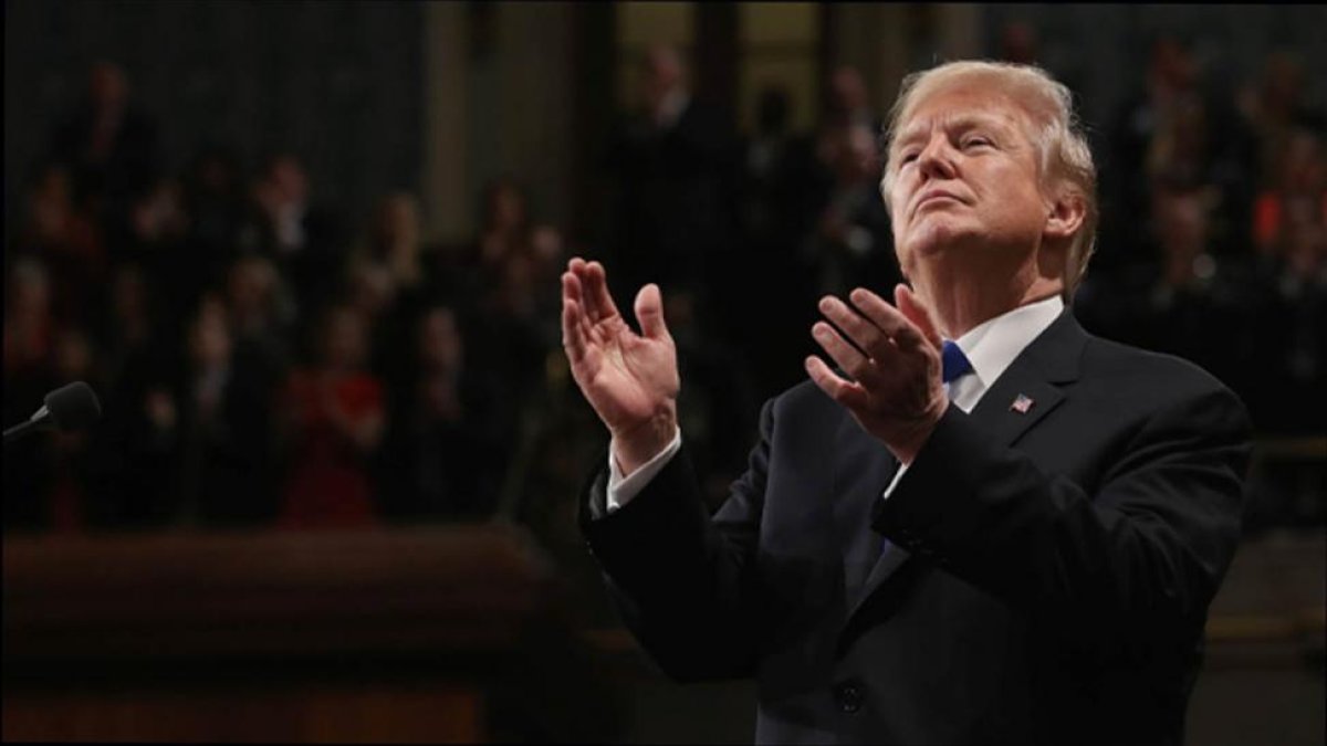 El presidente americano saca pecho de su reforma fiscal durante el discurso de la Unión.-PERIODICO