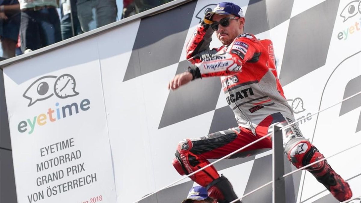 Jorge Lorenzo (Ducati) protagoniza su típico salto en el podio de Spielberg tras lograr su tercera victoria de la temporada. /-ALEJANDRO CERESUELA