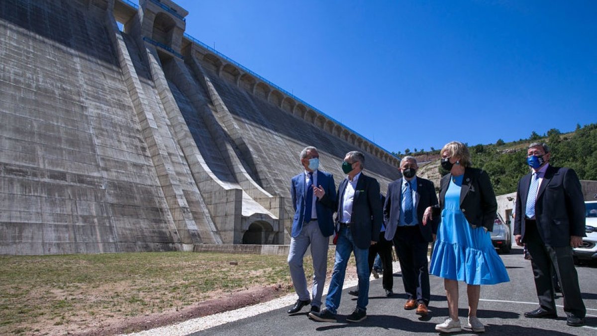 El secretario de Estado de Medio Ambiente, Hugo Morán, acompañado del Delegado de Gobierno en Castilla y León, José Javier Izquierdo, y con la Presidenta de la Confederación Hidrográfica del Duero (CHD), Cristina Danés, asisten a la puesta en servicio del embalse de Castrovido. Tomás Alonso / ICAL