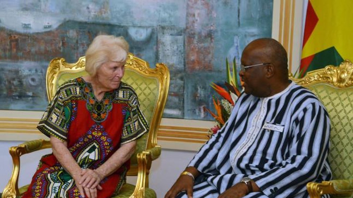 Jocelyn Elliot en su conversación con el Presidente de Burkina Faso, Roch Christian Kabore.-AHEMED OUOBA / AFP
