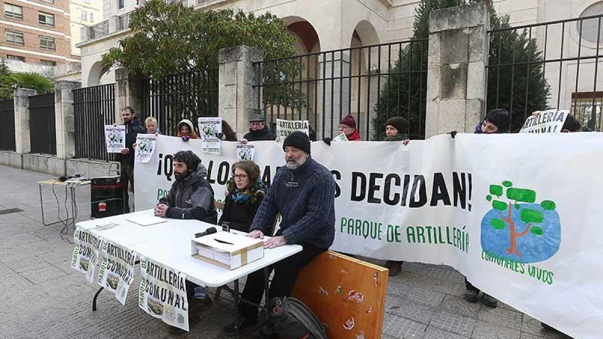 Comunales Vivos durante la recogida de firmas de ayer.-RAÚL G. OCHOA