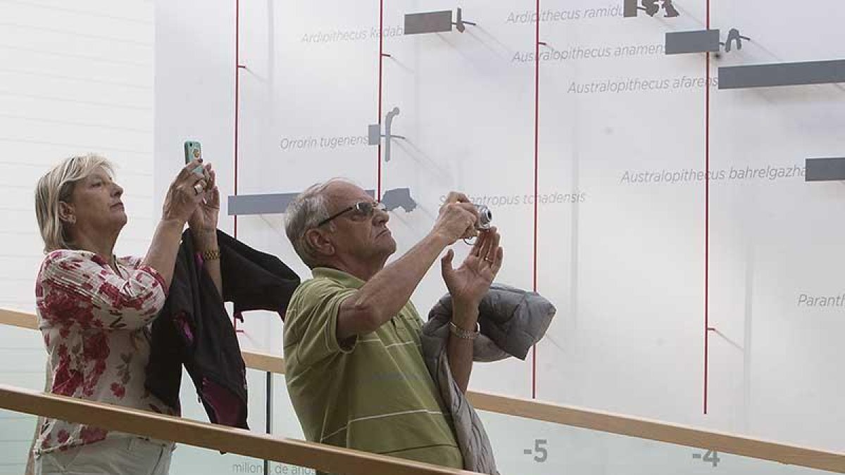 Turistas en el interior del Museo de la Evolución.-RAÚL G. OCHOA