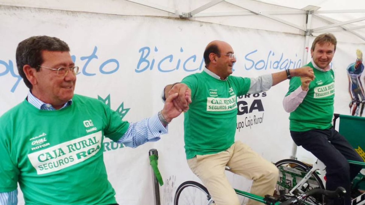 Rico, Fernández Santos y Lacalle peladean en la ‘Bicicleta Solidaria’.-ECB