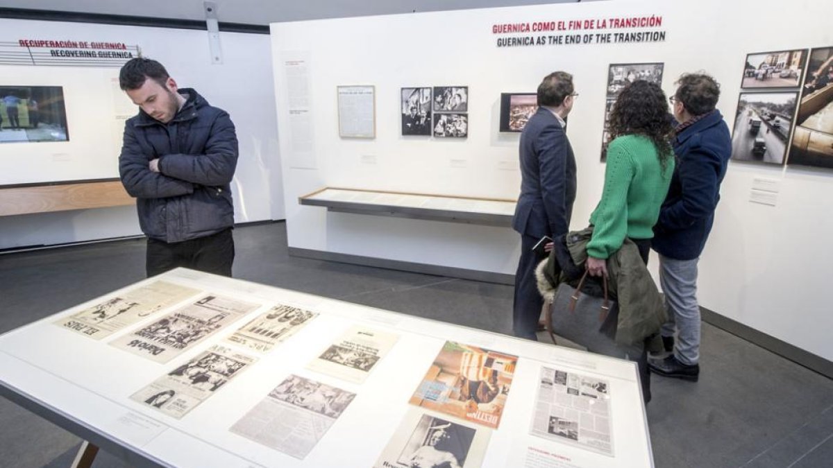 ‘Picasso. El viaje del Guernica’ narra el periplo de la obra a través de periódicos de la época, fotografías, audiovisuales y textos.-Israel L. Murillo