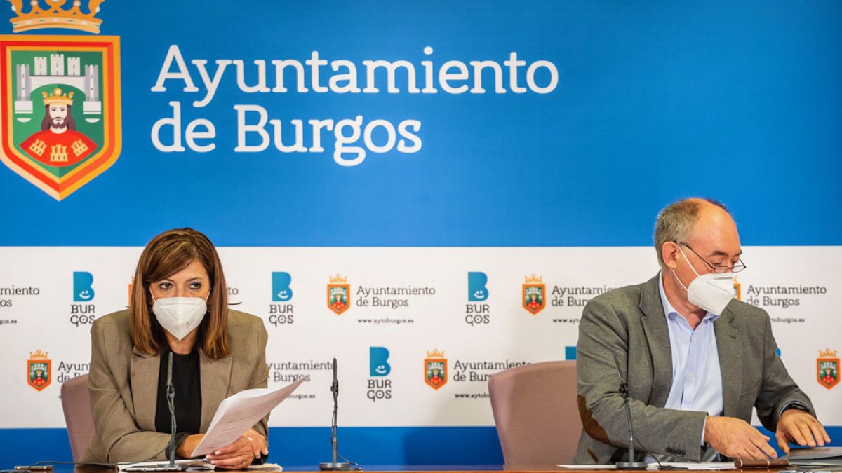 Nuria Barrio, portavoz del equipo de Gobierno municipal, y Adolfo Díez, concejal de Participación Ciudadana. SANTI OTERO
