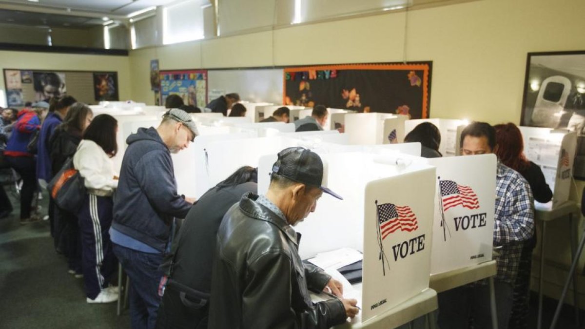 Unos electores ejercen su derecho al voto mediante el sistema de 'voto temprano' en Hollywood Norte, California.-EFE / EUGENE GARCIA / EFE