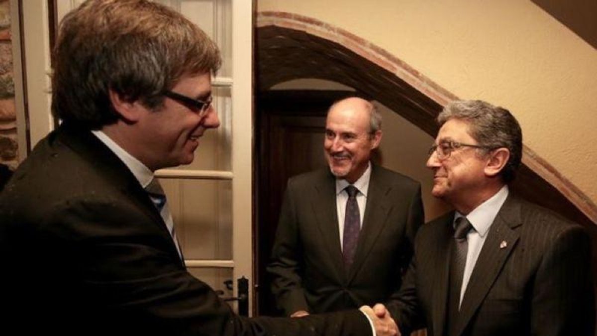 Carles Puigdemont saluda a Enric Millo.-RUBEN MORENO