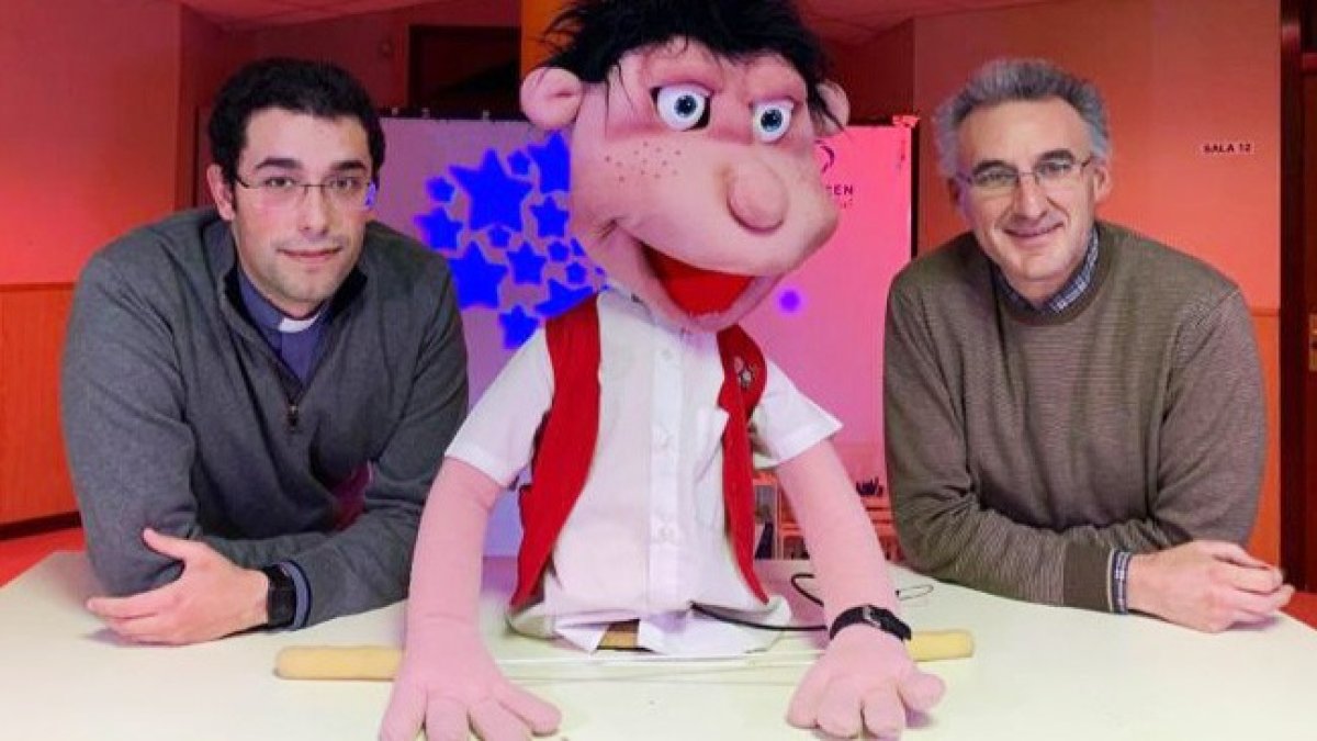 El sacerdote Álvaro Tajadura, el títere Martín y el párroco Emilio Ibeas. ICAL