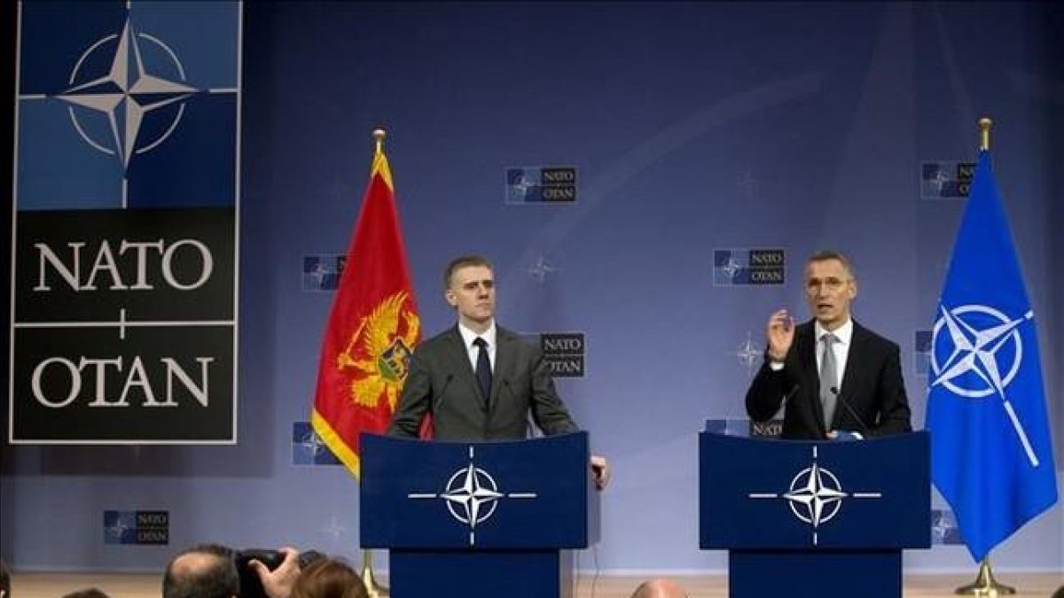 El ministro de Exteriores de Montenegro, Igor Luksic (izquierda) y el secretario general de la OTAN, Jens Stoltenberg, tras la invitación al país balcánico.-AP / VIRGINIA MAYO