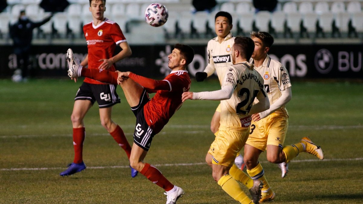 Raúl Navarro despeja el balón. SANTI OTERO