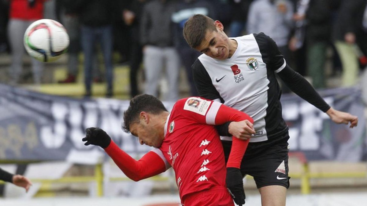 SergioEsteban, que lleva dos encuentros consecutivos como titular, despeja un balón con la cabeza.-SANTI OTERO