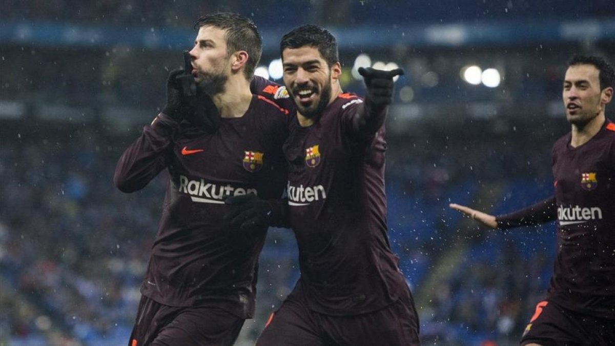 Piqué, junto a Suárez y Busquets, el pasado domingo en Cornellà-El Prat.-JORDI COTRINA
