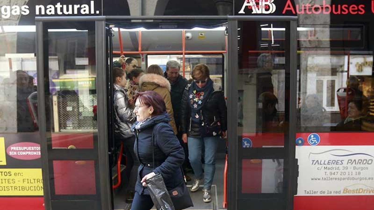 Dos mujeres se bajan del autobús en la parada ubicada en Soportales de Antón.-RAÚL G. OCHOA