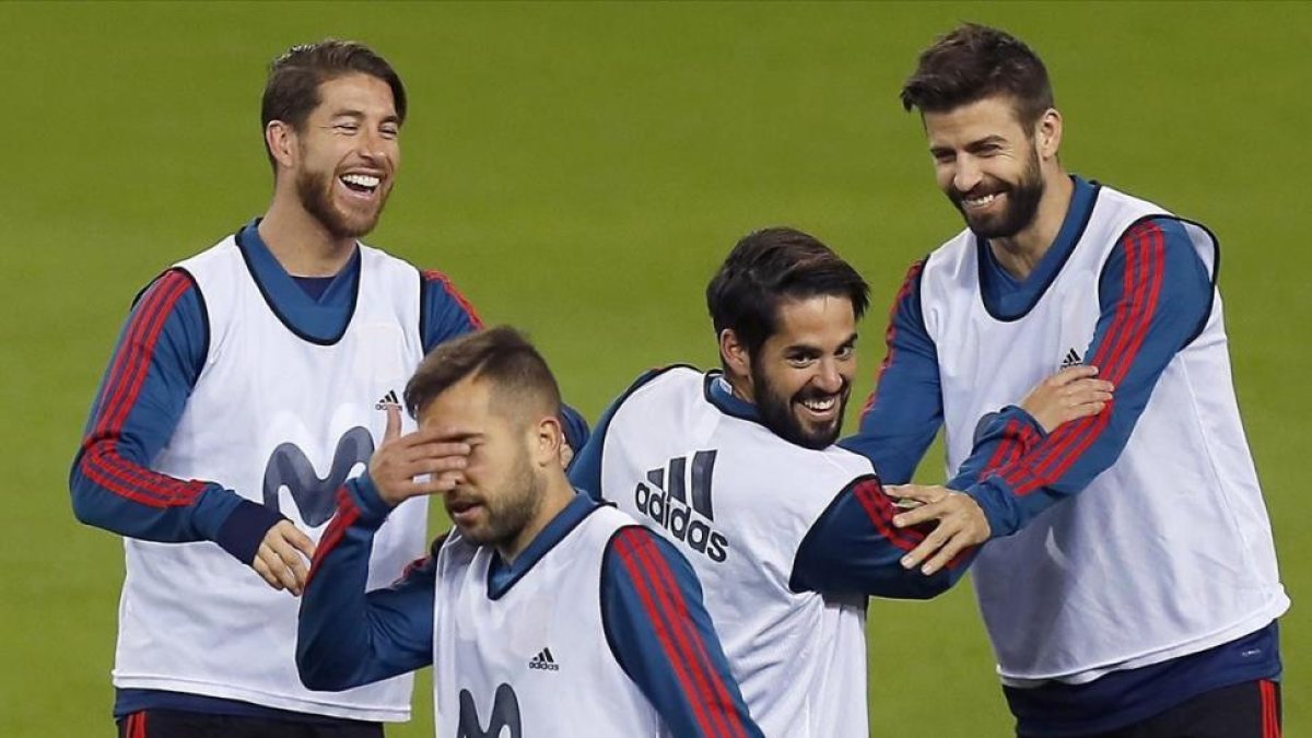 Ramos, Alba, Isco y Piqué, durante el entrenamiento en La Rosaleda.-/ JOSÉ MANUEL VIDAL / EFE