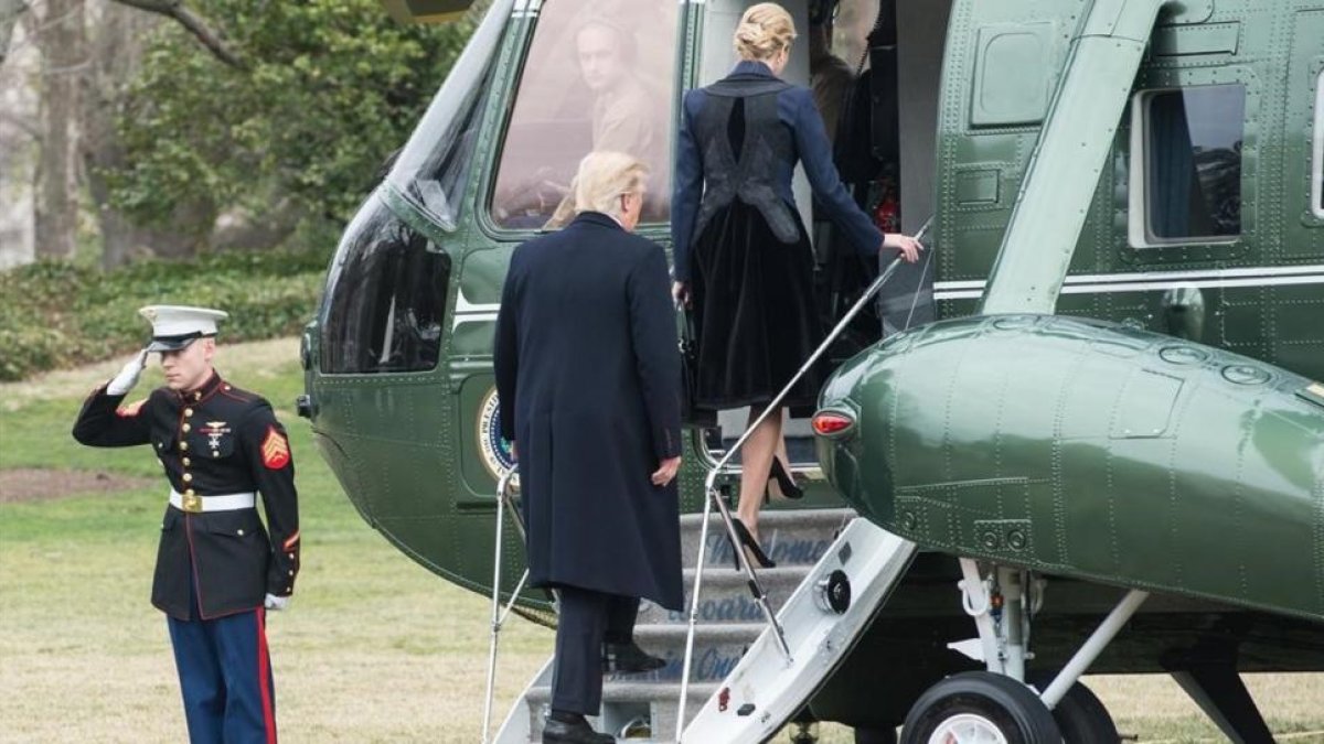 Trump y su hija Ivanka suben al helicóptero presidencial para acudir a recibir los restos del militar caído en Yemen, el 1 de febrero.-NICHOLAS KAMM
