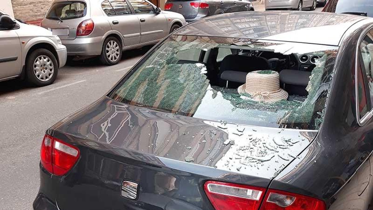 Uno de los coches afectados durante el sábado por el váldalo detenido.-ECB