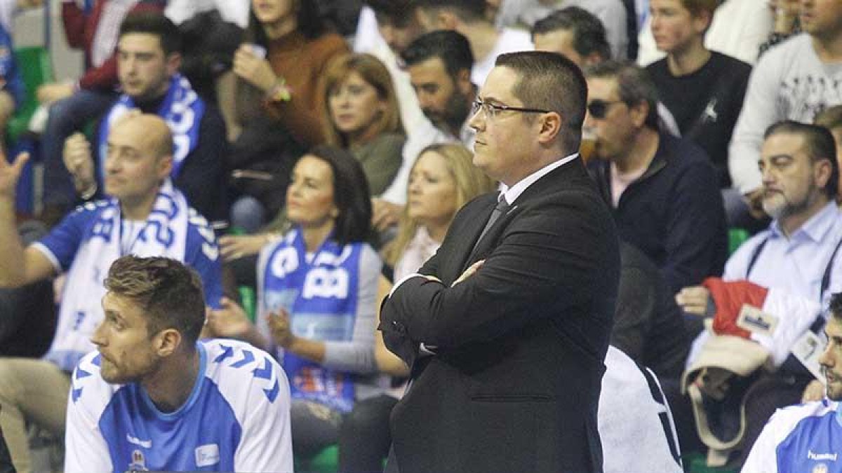 Epi sigue las evoluciones de un partido.-SANTI OTERO