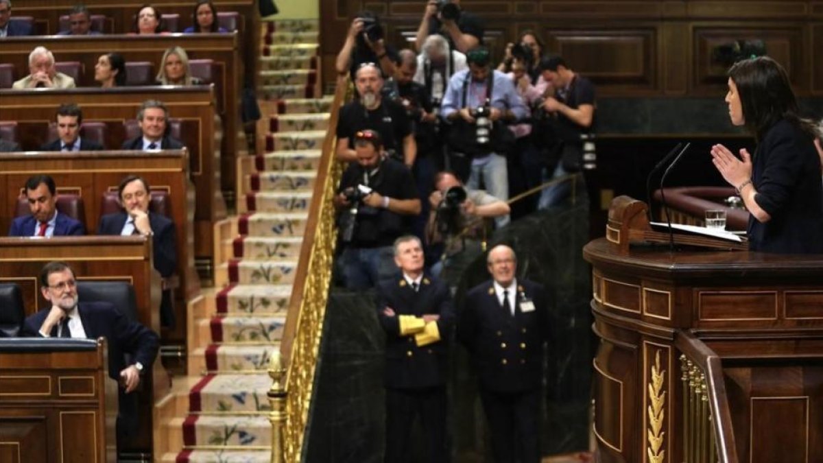 Mariano Rajoy atiende la intervención de Irene Montero, este martes, en el Congreso.-JUAN MANUEL PRATS