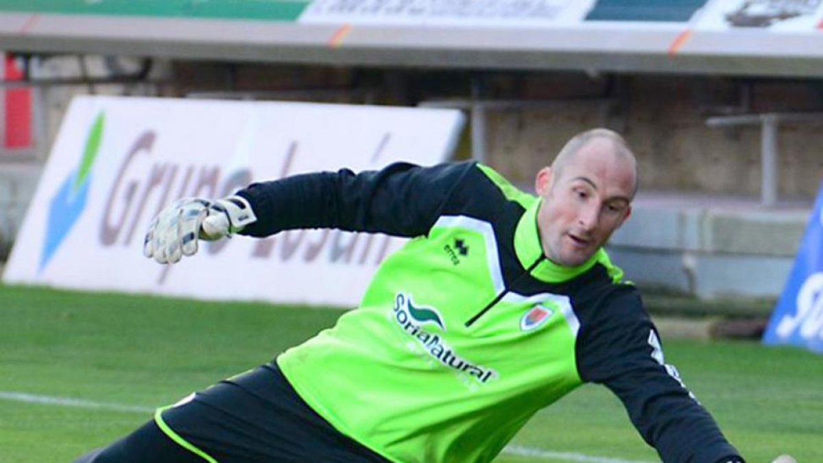 Mikel Saizar durante un entrenamiento con el CD Numancia la pasada temporada.-DIARIO DE SORIA