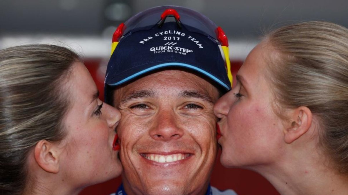Philippe Gilbert, en el podio de la Amstel Gold Race.-BAS CZERWINSKI / EFE