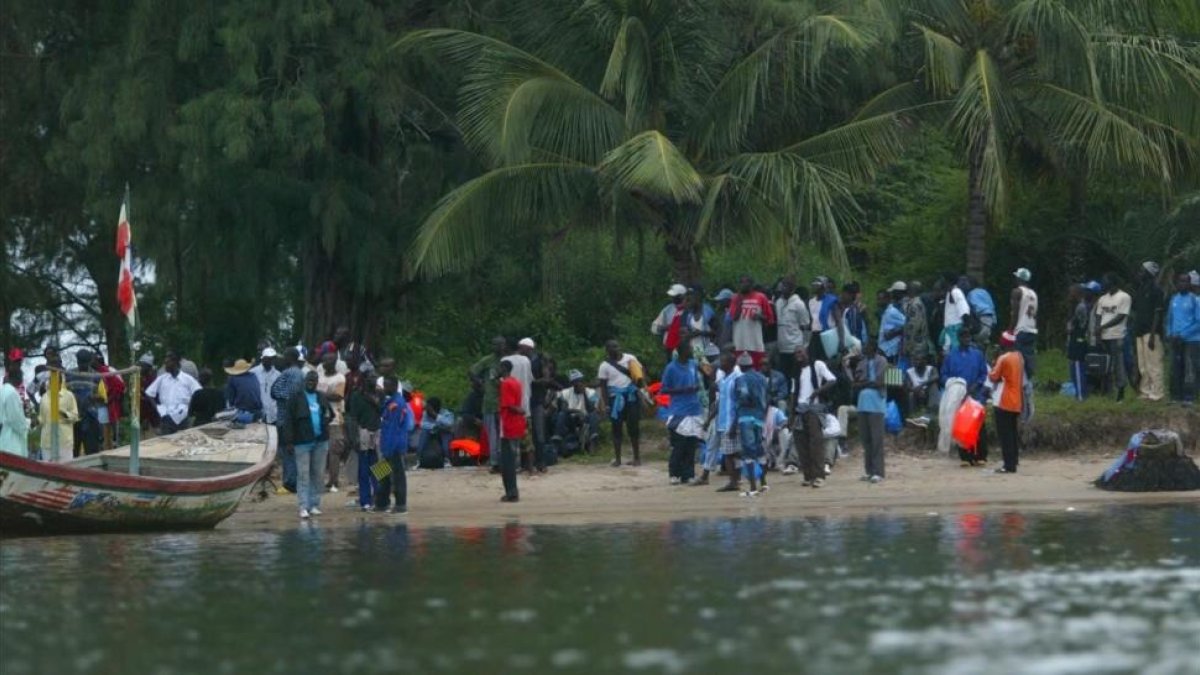 Un grupo de inmigrantes esperan en la orilla del río Casamance, en Senegal, en una imagen de archivo.-/ ARCHIVO / ALBERT BERTRAN